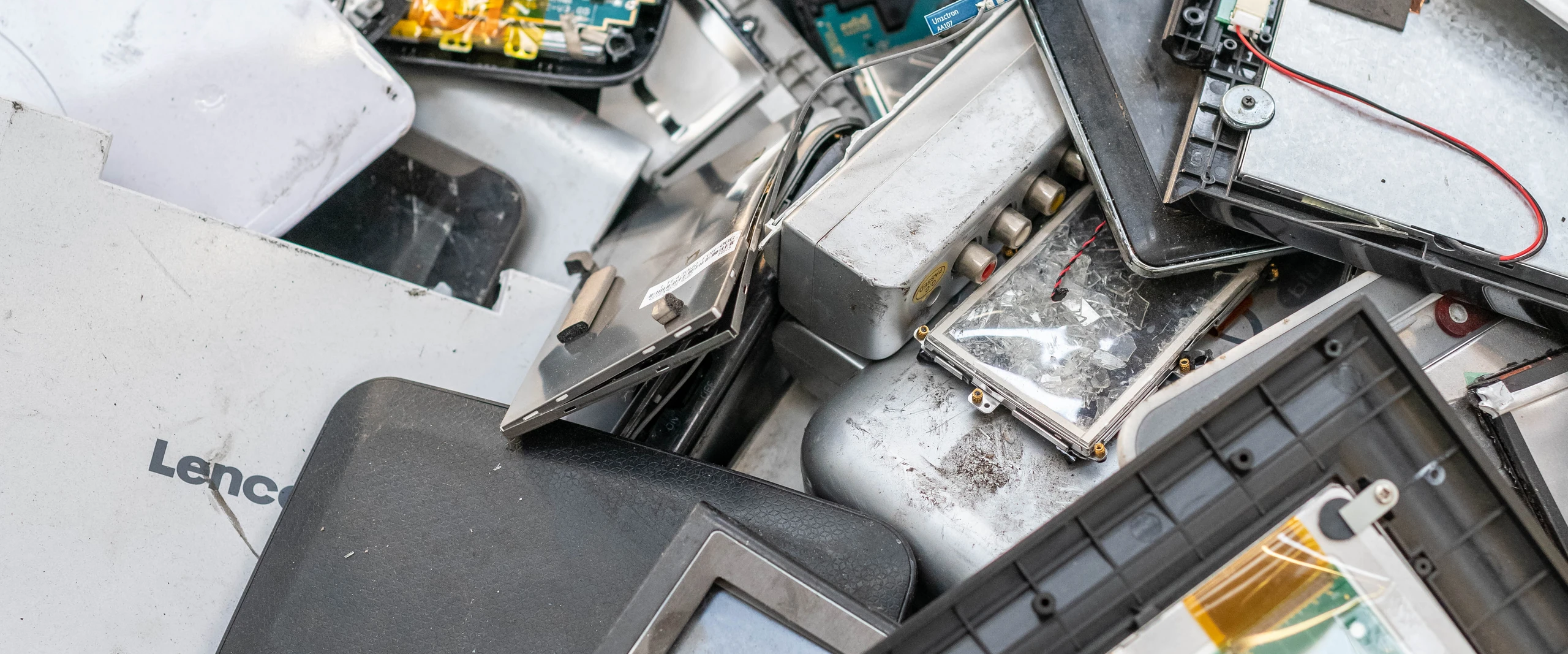 Hoop afgedankte tablets en schermonderdelen met printplaten, batterijen en flexkabels