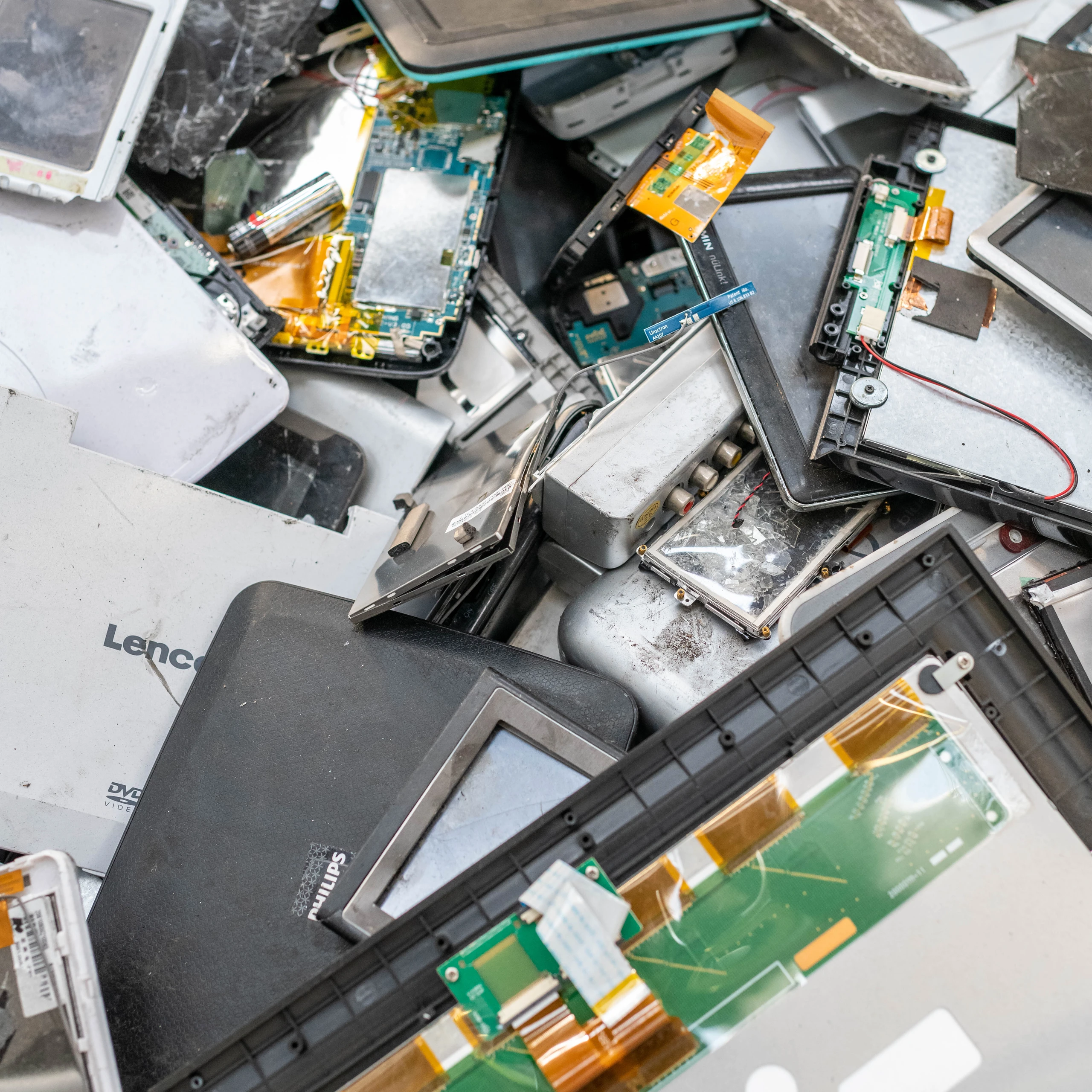 Hoop afgedankte tablets en schermonderdelen met printplaten, batterijen en flexkabels