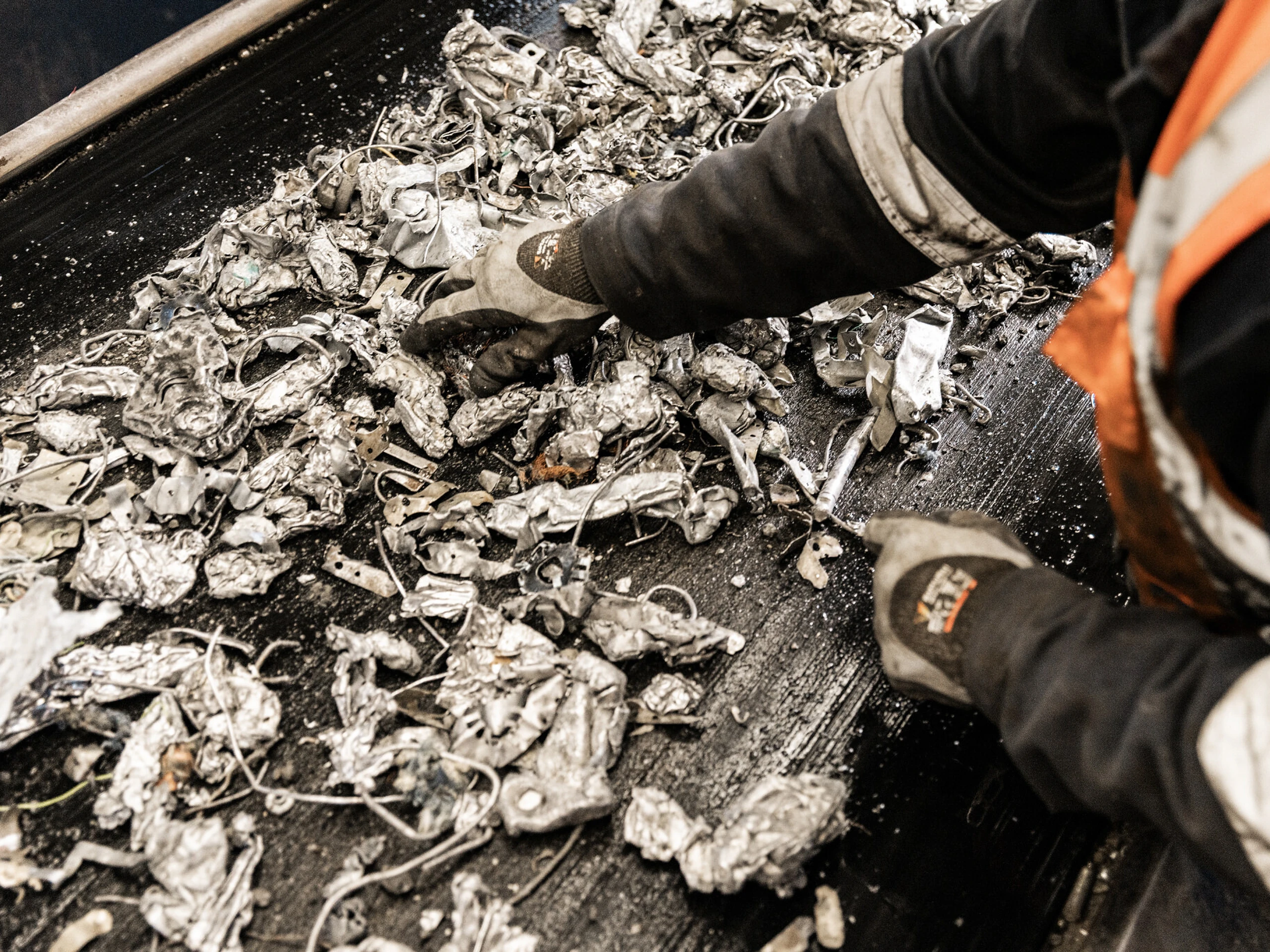 Handmatige nakeuring van aluminiumfractie op lopende band
