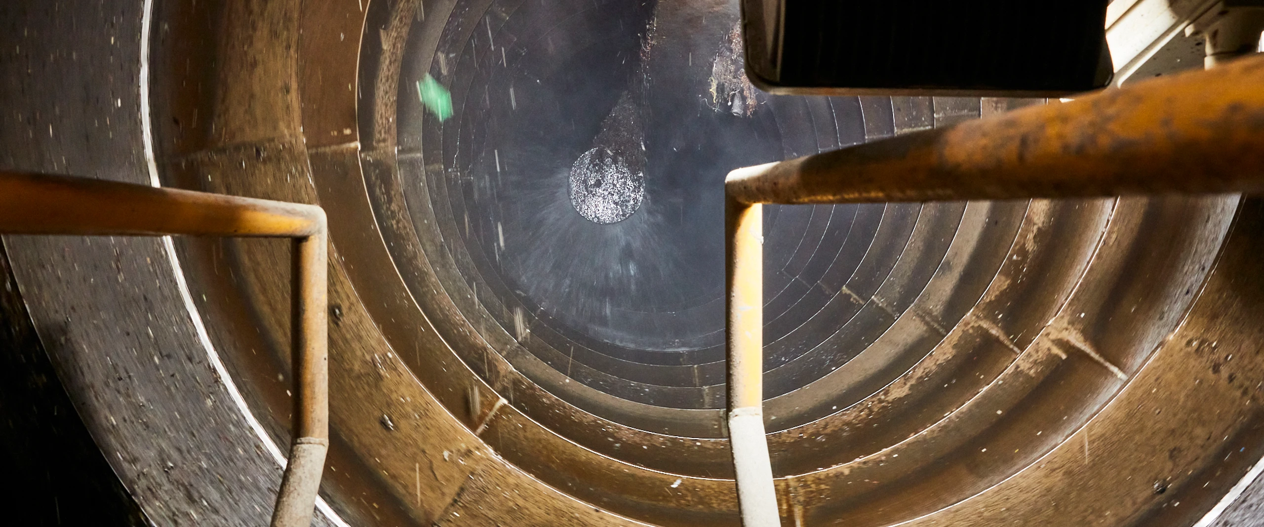 Binnenzicht van roterende trommel/scheider met materiaalstroom in de kern